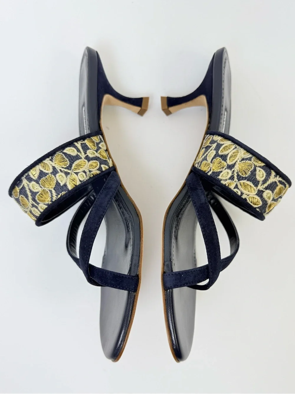 Manolo Blahnik Susa 50 Navy Gold Embroidered Thong Sandals Kitten Heels 39.5